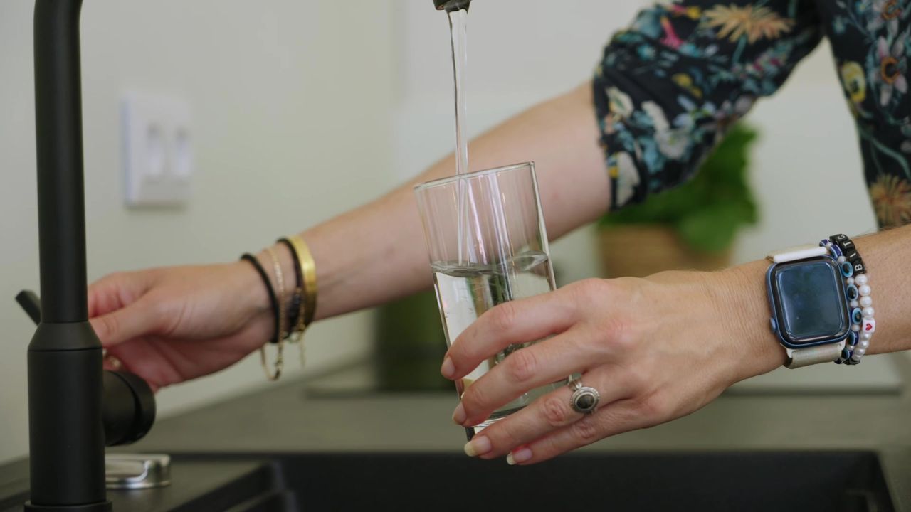 Handen aan de kraan in de Silva-keuken